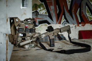 Kamizelki typu plate carrier vs chest rig — jaka kamizelka taktyczna lepiej sprawdzi się na polu ASG?