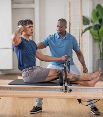Trening pilates dla osób prowadzących siedzący tryb życia